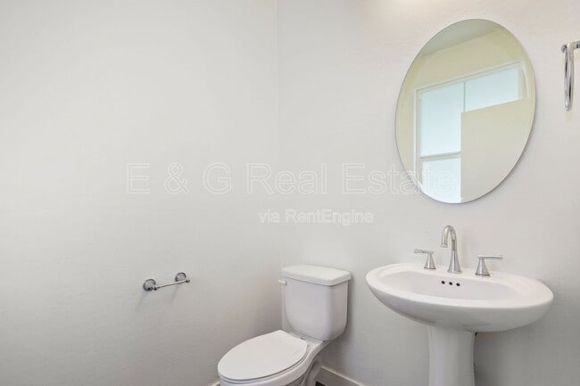 Building Photo - 3218 W Glendale Ave