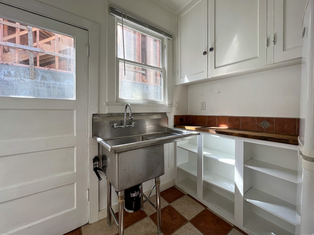 Building Photo - 10865 Fruitland Dr