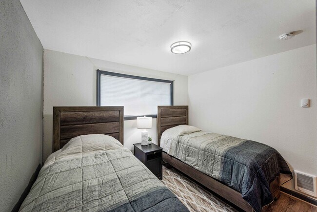 Building Photo - GORGEOUS 3 Bedroom (+BONUS ROOM!) 2 Bath Home with RV/Boat storage near beaches and shopping!