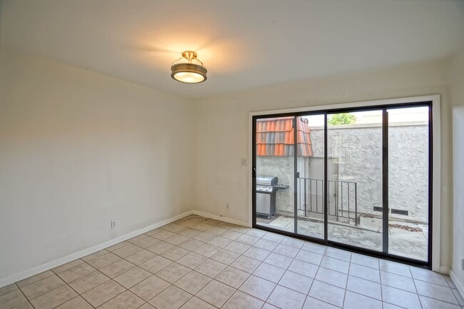 Building Photo - Bright & Airy, End-Unit 3BR2.5BA Townhouse w/ 2-Car Garage in Beautiful Gated Community w/ Pool &...