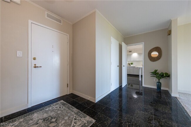 Building Photo - 1 Bratenahl Pl