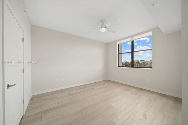 Building Photo - 555 NE 8th St