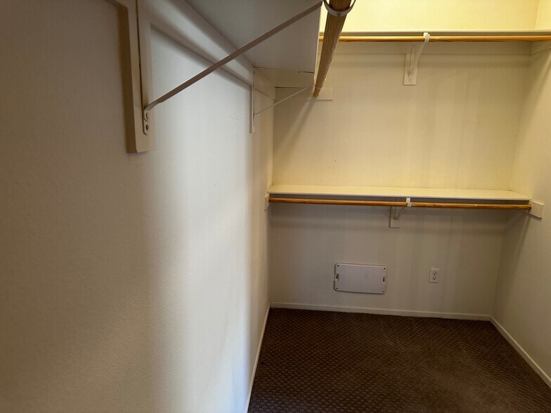 Master closet - 83587 Moroccan Dr