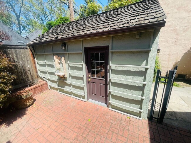 Building Photo - Gorgeous 3bed/2bath home in East Sac