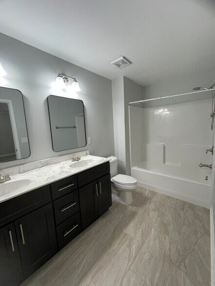 Building Photo - 1605 Villa Cir