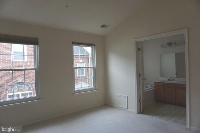 Building Photo - Beautiful Townhouse in Washingtonian Center