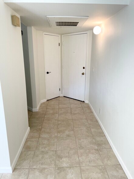 Building Photo - 5300 E Waverly Dr