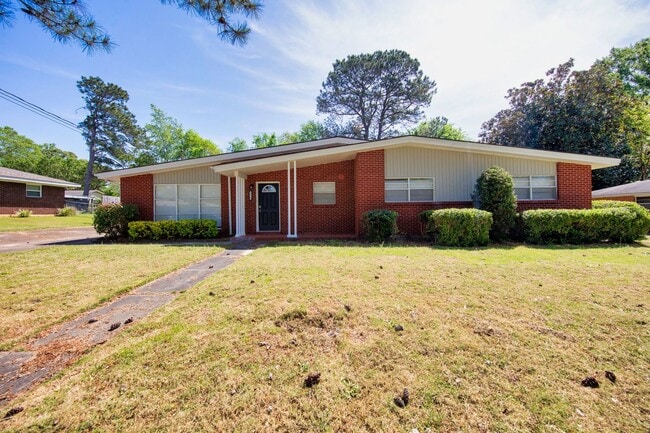 Building Photo - ** 3 bed 2 bath located in Dalraida **Call (334-366-9198 to schedule a self tour)  $500 move-in i...