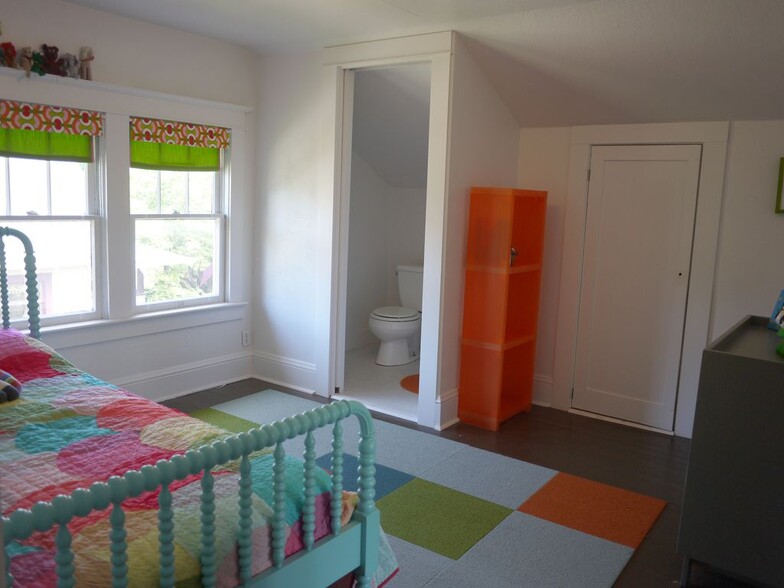 Upstairs bedroom with 1/2 bath - 3924 se 9th ave