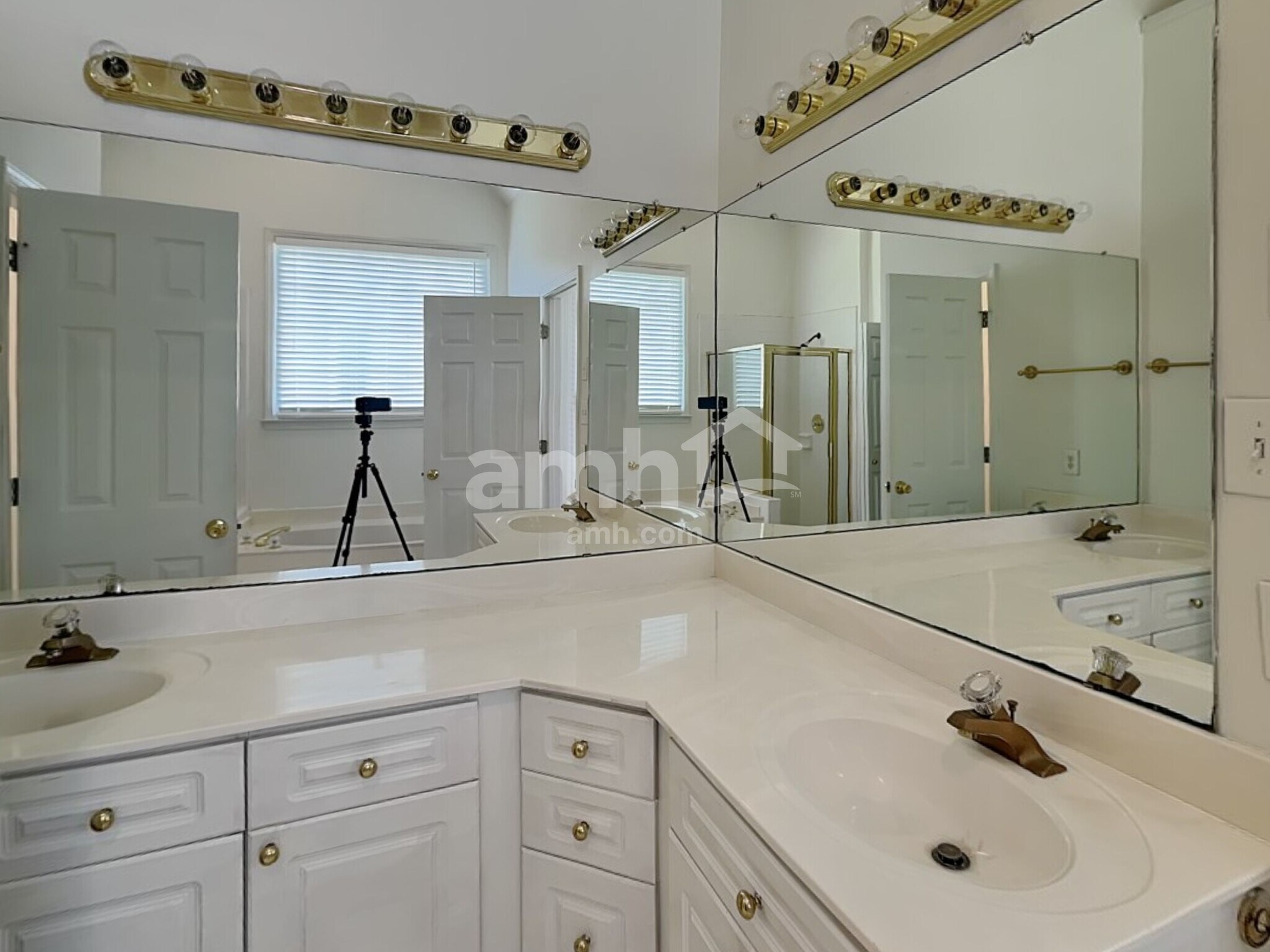 Building Photo - 1555 Brentwood Dr