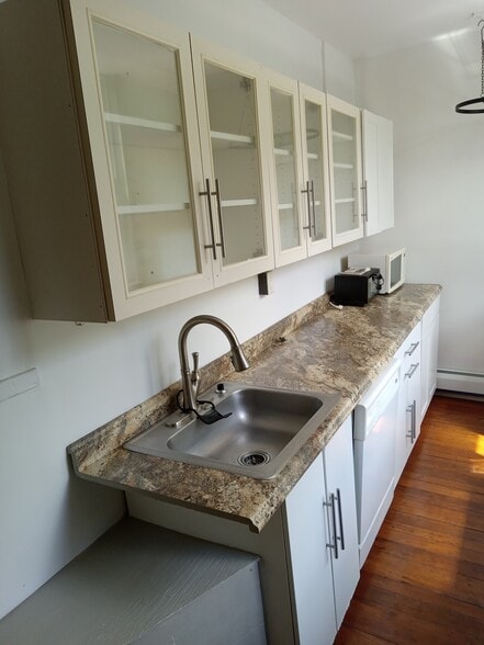 Apt 3 - kitchen - 523 E State St