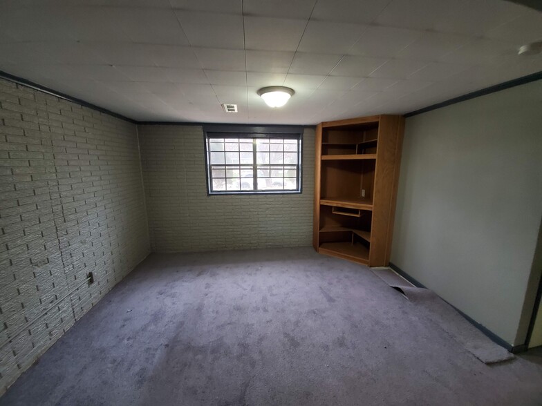 Building Photo - 9060 Oakwood Dr