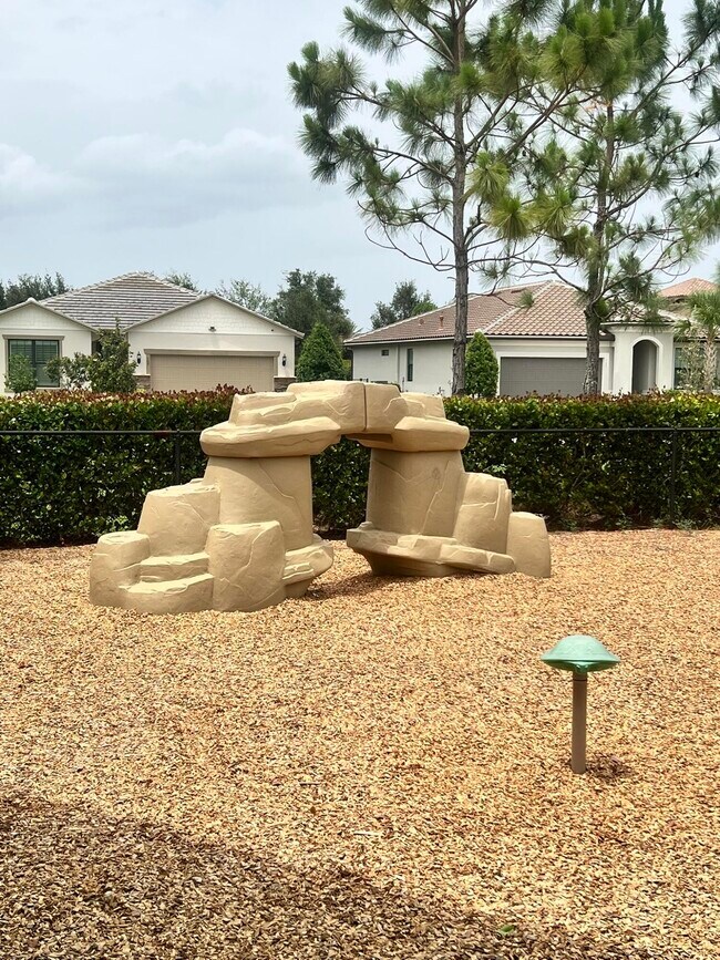 Building Photo - 655 S E Boboli Way