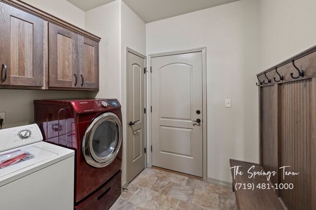 Building Photo - BEAUTIFUL 4BD + OFFICE MAIN-LEVEL LIVING H...