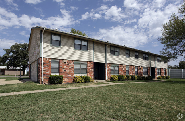 Primary Photo - Bristow 800 Kelly Apartments