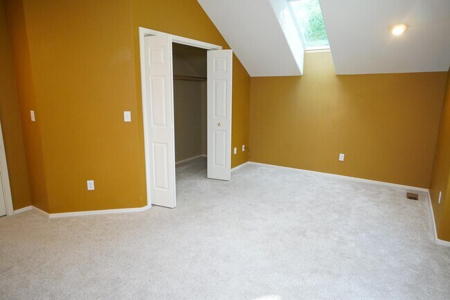 Building Photo - 1394 E Holly St