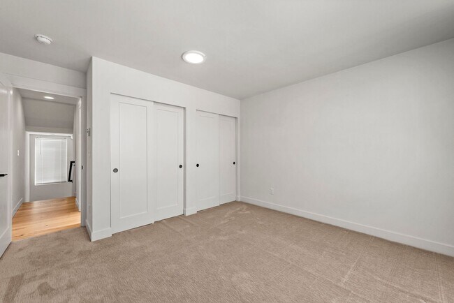 Building Photo - Luxury 2 Bed | 2 Bath Ballard Townhome with Private Rooftop Deck
