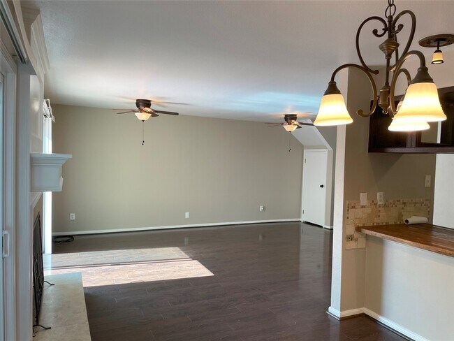 Building Photo - 12315 Glenview Dr