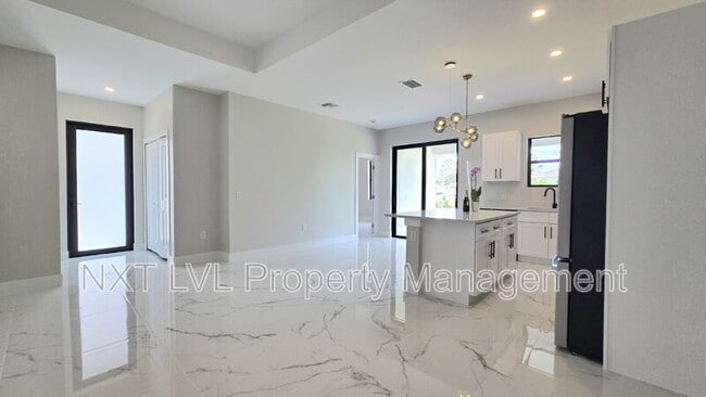 Building Photo - 702 Hightower Ave S