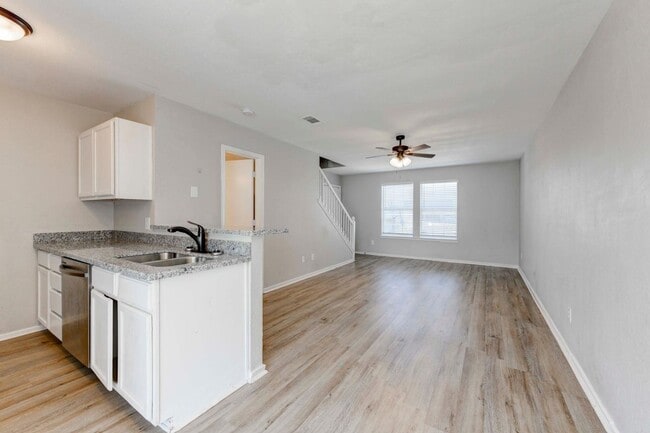 Building Photo - AVAILABLE NOW!