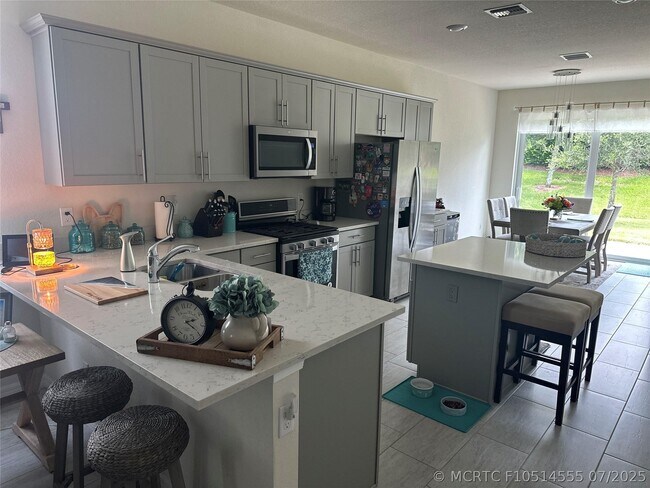 Building Photo - 10179 SW Captiva Dr