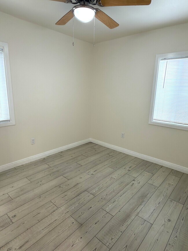 Building Photo - 1603 W 60th Pl