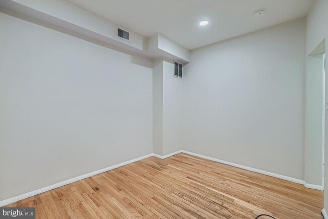 Building Photo - 511 S Ellwood Ave
