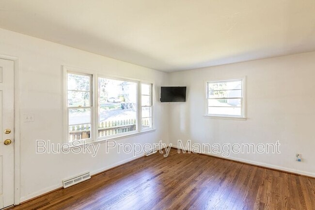 Building Photo - 104 Stratford Ct