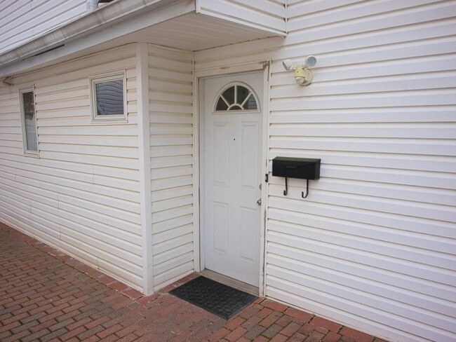 Building Photo - 27 Adrienne Pl