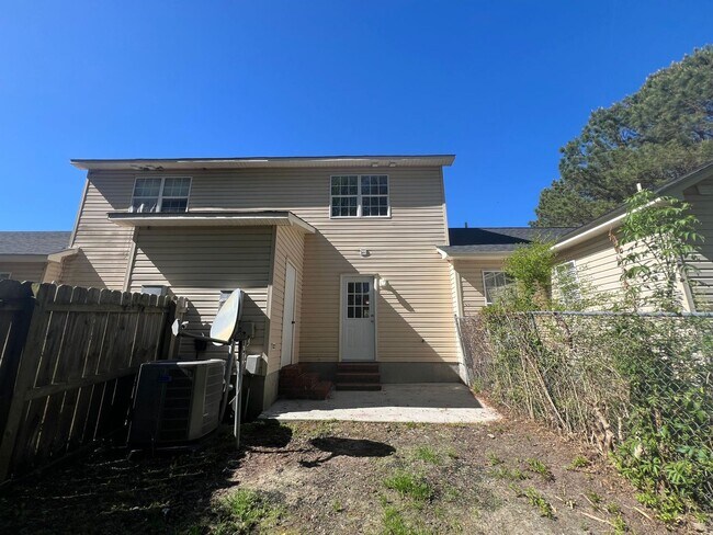 Building Photo - Beautiful 2 bedroom 2.5 bath town house located off Piney Green Road