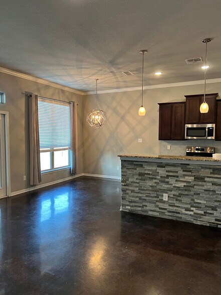Building Photo - 8119 Redbrush