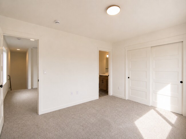 Building Photo - 10116 NE 45th Ct