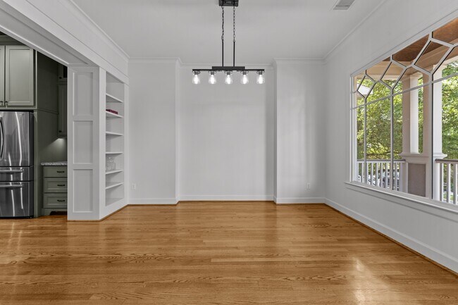 Building Photo - 836 E 24th St