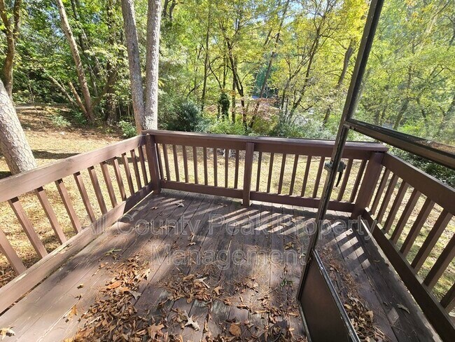 Building Photo - 10 Fountain Cir