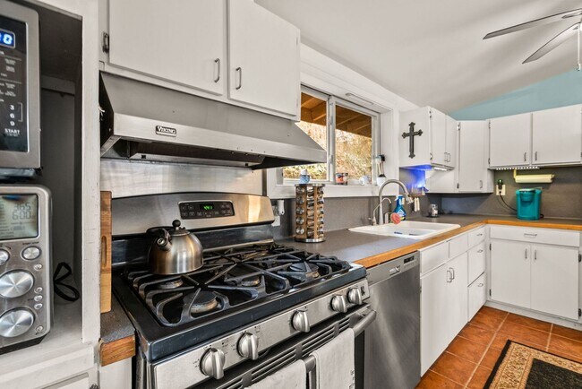Building Photo - Furnished 3 Bedroom Lakewood Home with Lake View