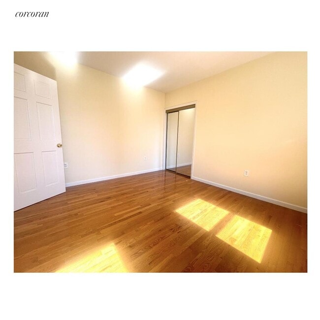 Building Photo - 585 Isham St