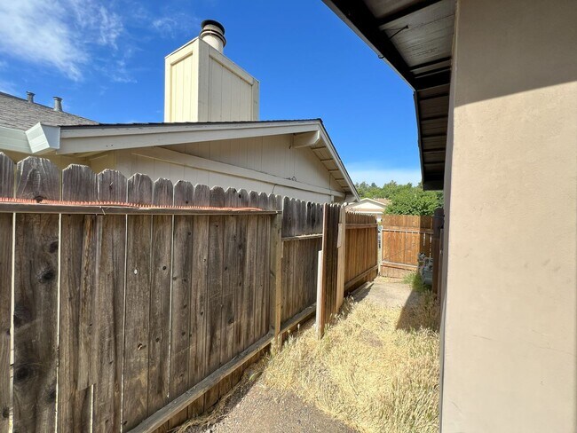 Building Photo - SAC T 4824 - 4826