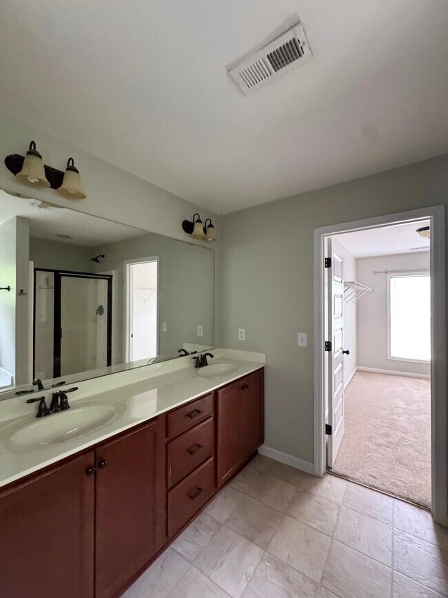 Building Photo - Spacious 4 Bed 2.5 Bath Fayetteville Home