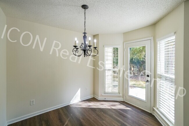 Building Photo - 2/2.5 end unit townhome in Woodstock