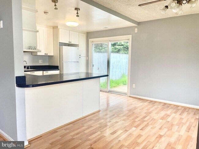 Building Photo - 1009 Kings Ct