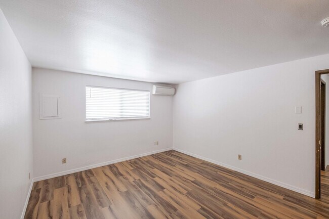 Building Photo - Beautiful 4 Bed, 2 Bath Townhouse with Lots of Closet Space and Laundry In Unit!