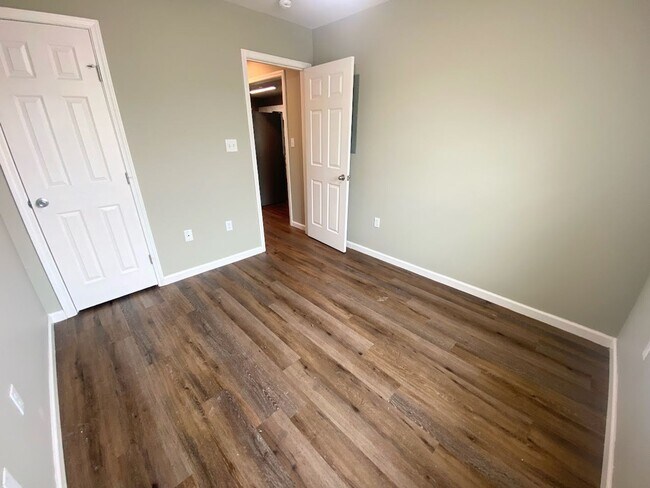 Building Photo - 899 Hampton Lane