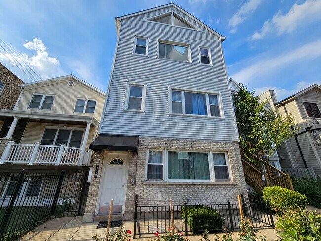 Primary Photo - 1140 W Barry Ave