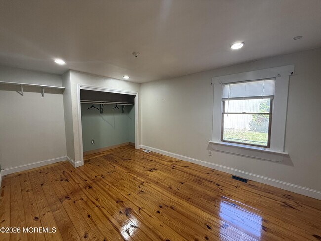 Building Photo - 605 Farrelly Ave