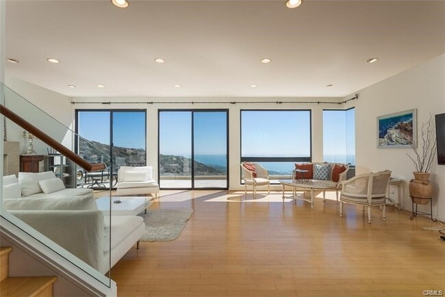 Building Photo - 1326 Skyline Dr