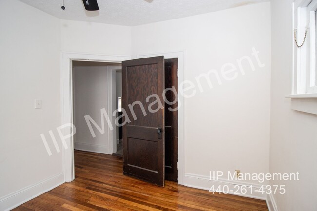 Building Photo - 2207 Chesterland Ave