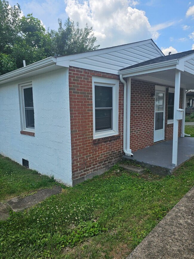 Building Photo - Newly Remodeled Cottage near downtown, walk to Kardinal Hall, Sticks & Health Food Store!