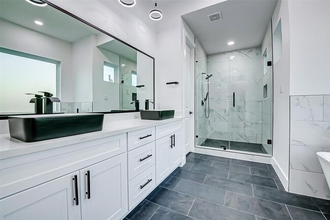 Building Photo - 1913 Hoskins Dr