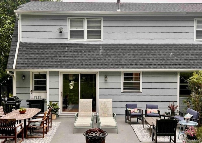 Building Photo - 14 Powder Horn Way