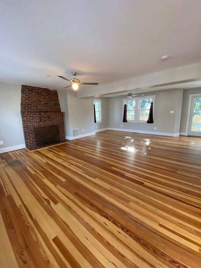Building Photo - 4 Bedroom / 2 Bath Eastport Cape Cod